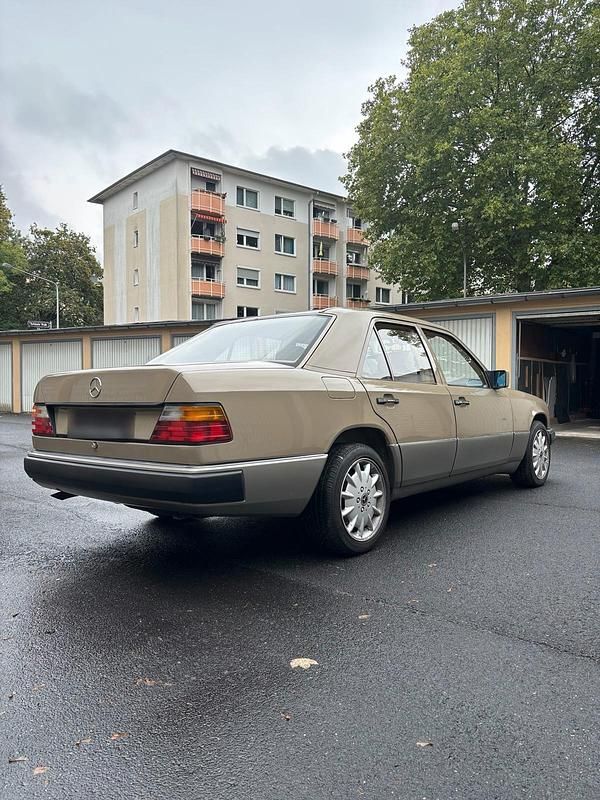 Gebraucht Mercedes 200 75 PS (55 kW) 1991 Beige Limousine