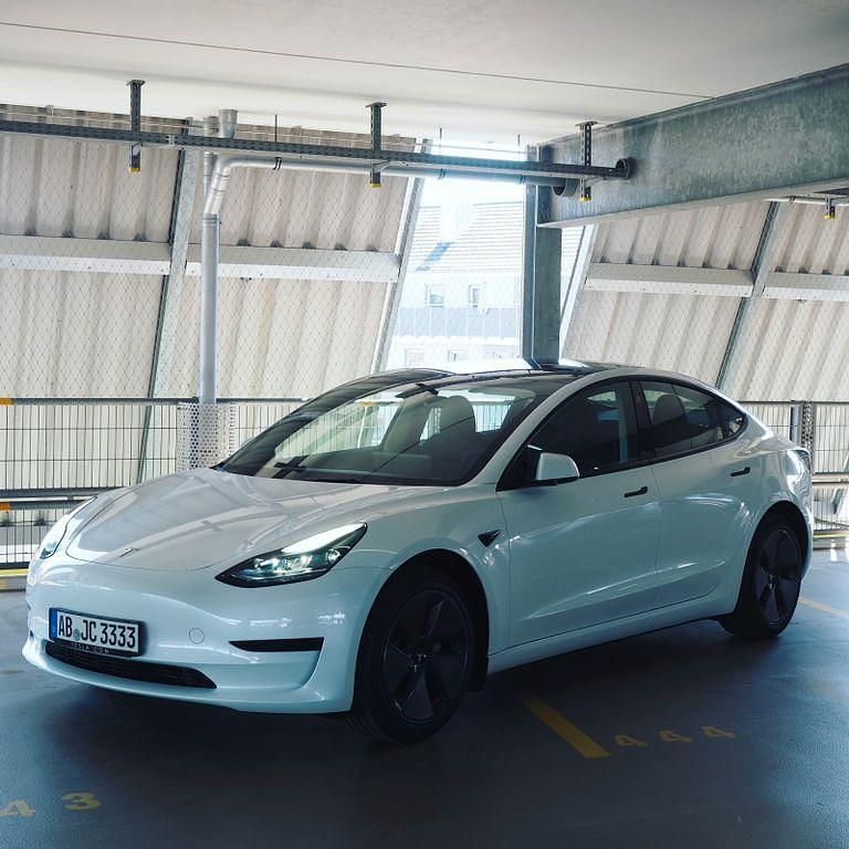 Weiß Gebraucht 2023 Tesla Model 3 RWD Limousine | 27.900 € (Superpreis) - Bild 1/4