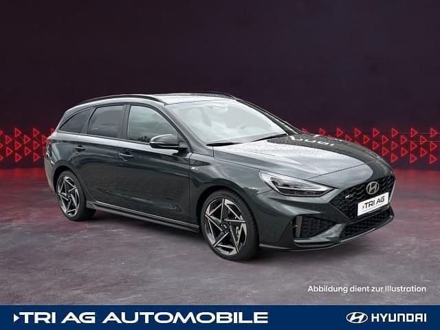 Cypress green / mic Gebraucht 2025 Hyundai i30 N Line Kombi | 29.920 € (Teuer) - Bild 1/4