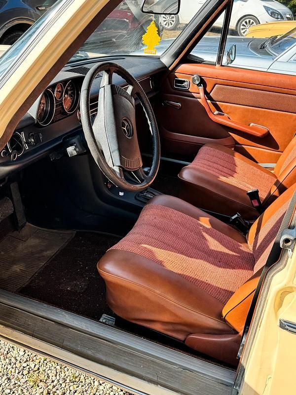 Gebraucht Mercedes W115 105 PS (77 kW) 1973 Beige Limousine