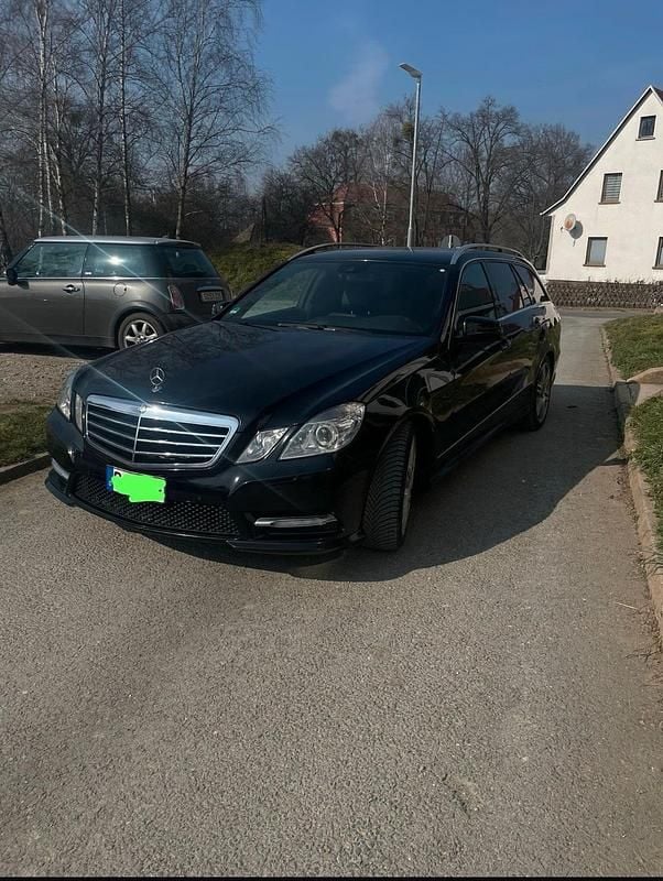 Schwarz Gebraucht 2011 Mercedes E220 AMG Kombi | 5.000 € (Superpreis) - Bild 1/4