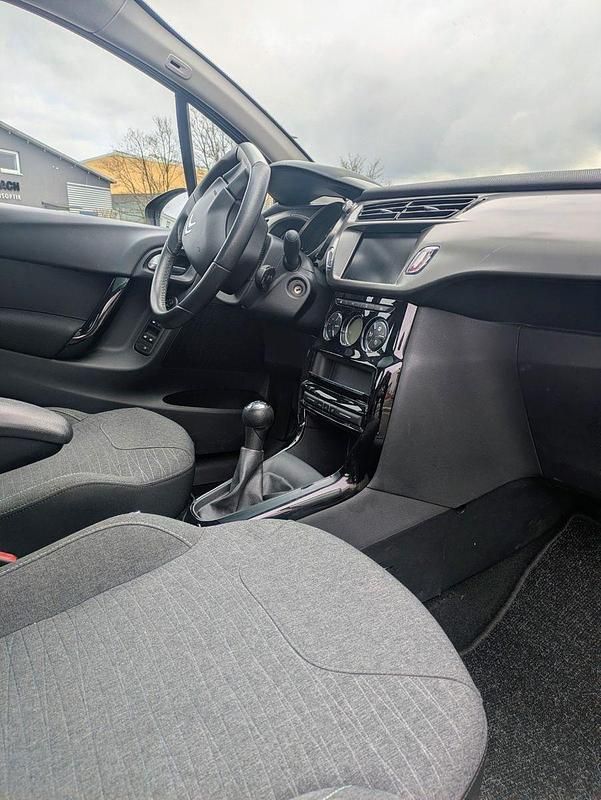 Usado Citroën C3 PureTech 82 CV (60 kW) 2016 Rojo Utilitario