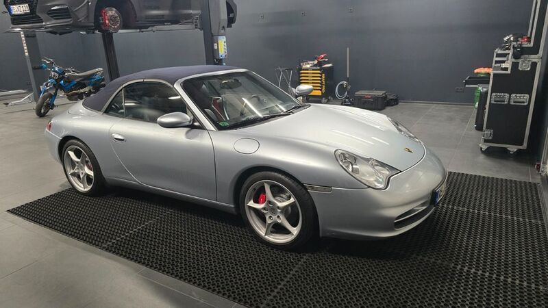 Silber Gebraucht 2003 Porsche 911 Carrera Cabriolet Cabrio | 40.900 € (Fairer Preis) - Bild 1/2
