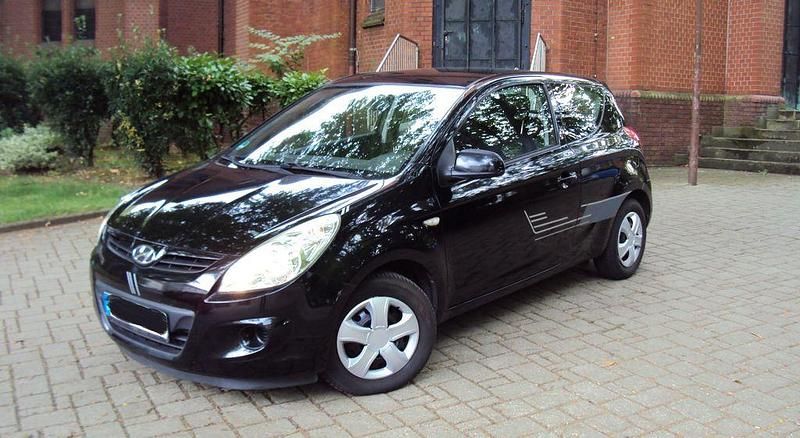 Schwarz Gebraucht 2011 Hyundai i20 Classic Limousine | 3.333 € (Guter Preis) - Bild 1/4
