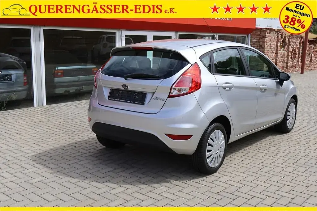 Gebraucht Ford Fiesta Trend 65 PS (47 kW) 2015 Polar silber (metallic) Kleinwagen