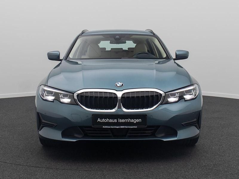 Gebraucht BMW 330e Sport Line 292 PS (214 kW) 2021 Blau Kombi