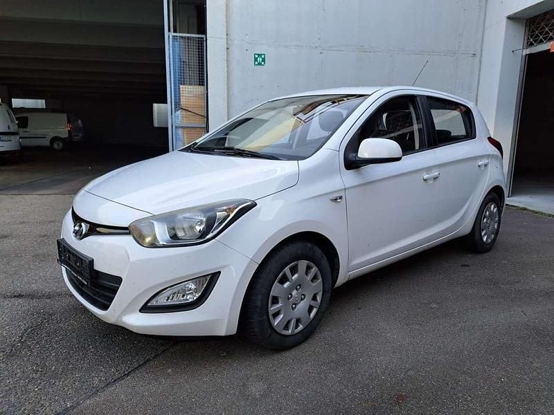 Coral white Gebraucht 2012 Hyundai i20 Edition Kleinwagen | 1.500 € (Superpreis) - Bild 1/4