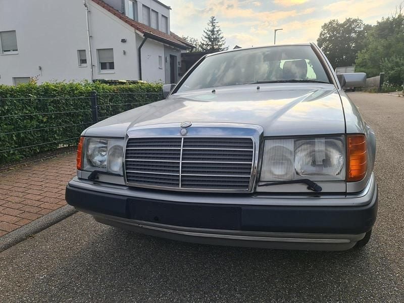 Silber Gebraucht 1993 Mercedes E320 Coupé | 9.999 € - Bild 1/4