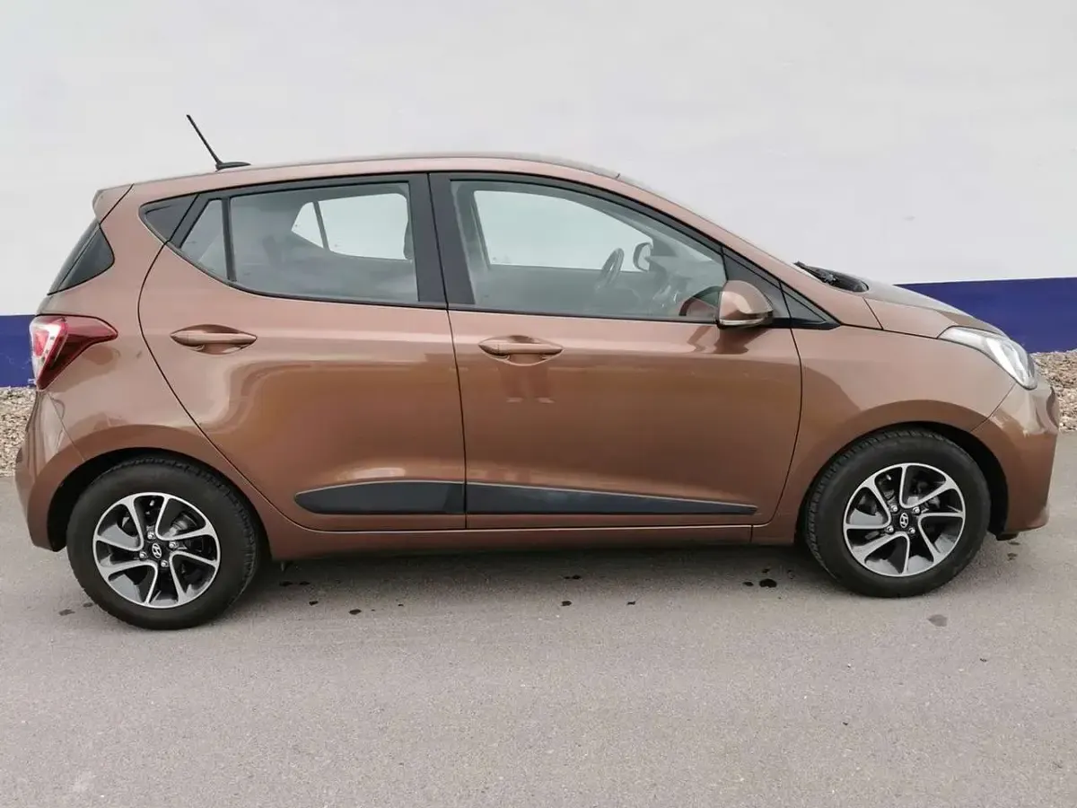 Gebraucht Hyundai i10 87 PS (63 kW) 2017 Cashmere brown / met Kleinwagen