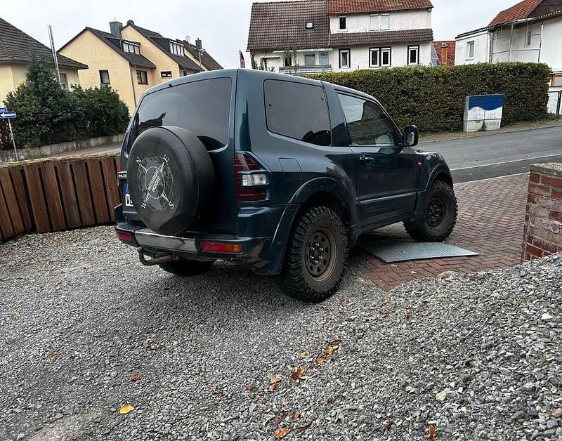 Grün Gebraucht 2000 Mitsubishi Pajero Elegance SUV | 10.799 € (Teuer) - Bild 1/4