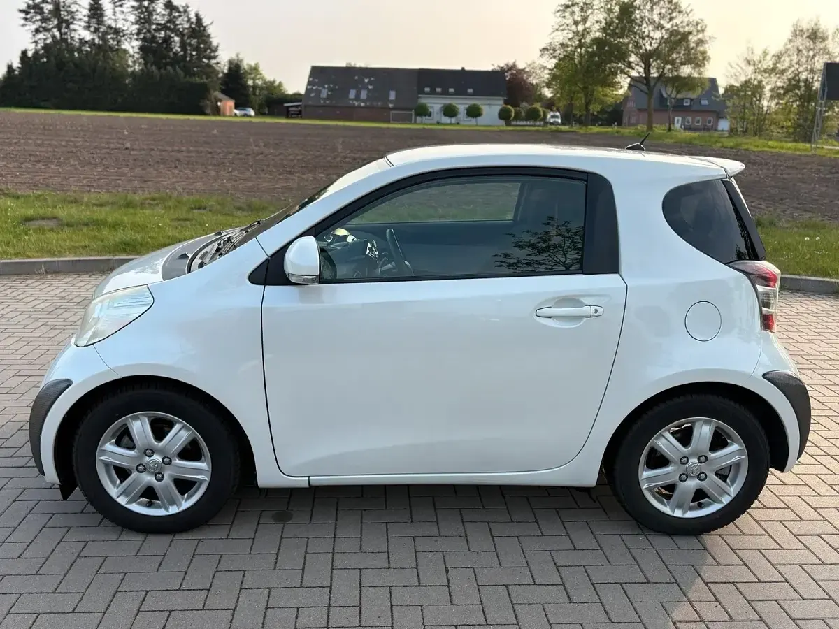 Second-hand Toyota iQ 68 CP (50 kW) 2011 Alb Hatchback