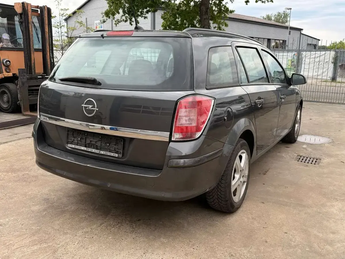 Gebraucht Opel Astra Edition 116 PS (85 kW) 2009 Karbongrau Kombi