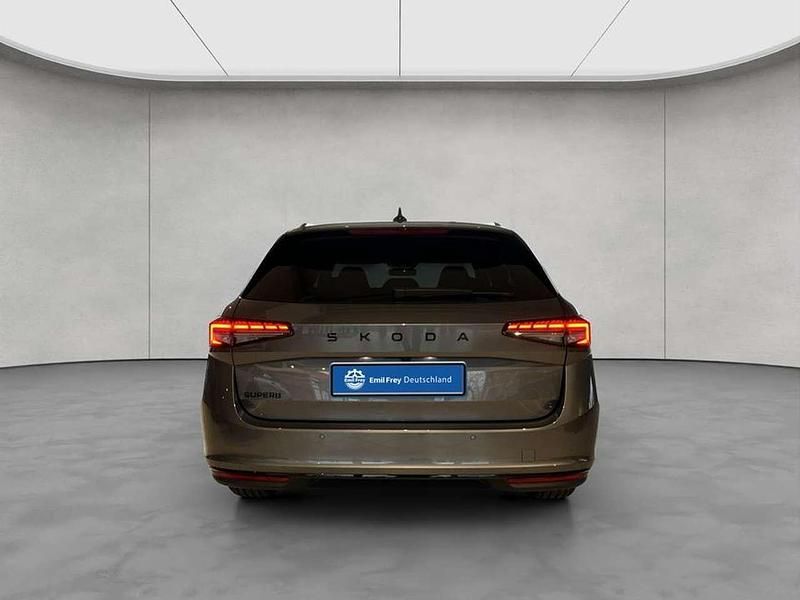 Neu Skoda Superb SportLine 150 PS (110 kW) 2025 Grau Kombi