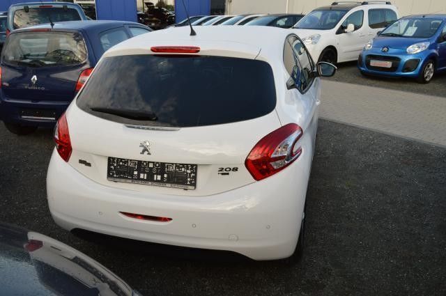Gebraucht Peugeot 208 Style 92 PS (67 kW) 2013 Weiß Kleinwagen
