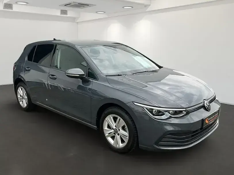Gebraucht VW Golf VIII Life 150 PS (110 kW) 2023 Delfingrau metallic Limousine