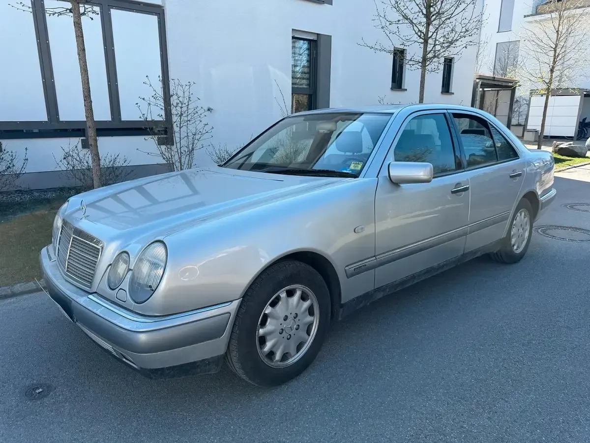 Second-hand Mercedes E230 150 CP (110 kW) 1995 Argintiu Berlinǎ