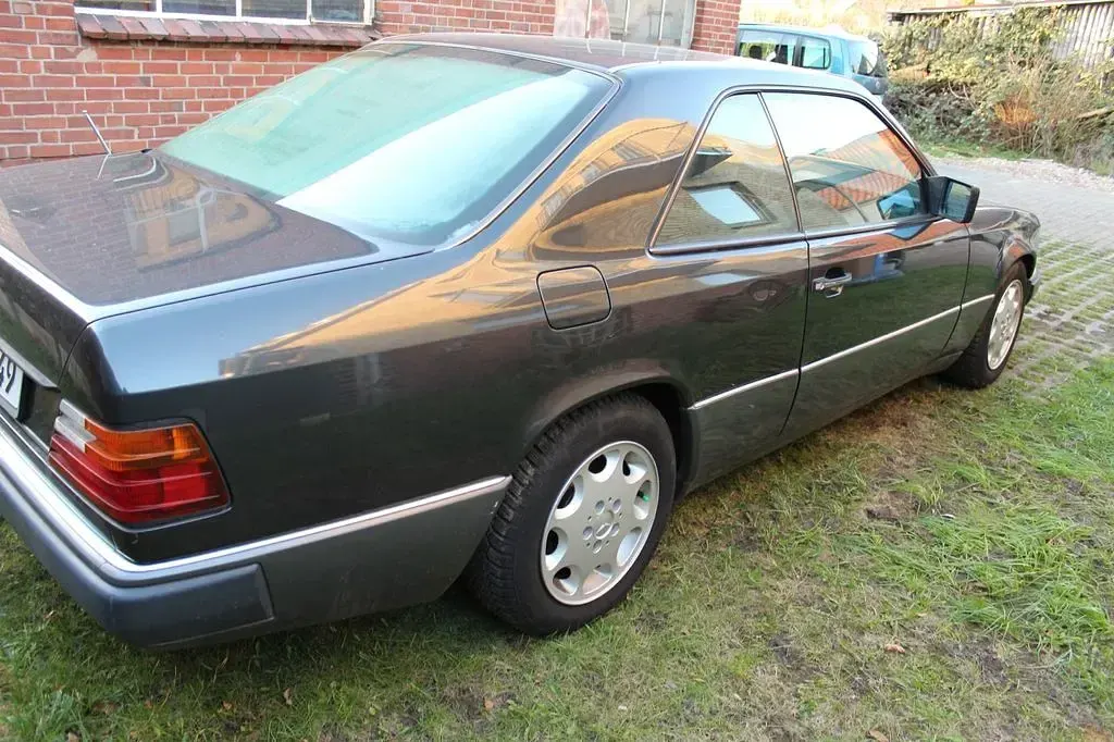 Gebraucht Mercedes 230 132 PS (97 kW) 1992 Schwarz Coupé