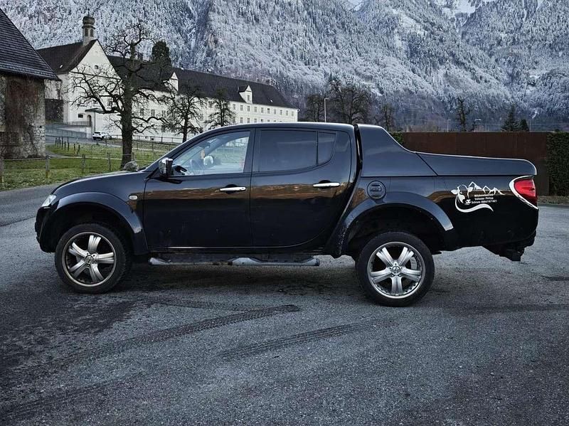 Gebraucht Mitsubishi L200 Invite 178 PS (130 kW) 2011 Schwarz Abholung