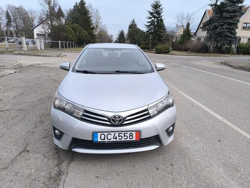 Gebraucht Toyota Corolla Life 90 PS (66 kW) 2014 Silber Limousine