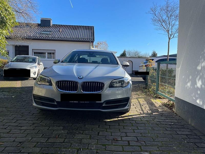 Silber Gebraucht 2013 BMW 530 Luxury Line Limousine | 13.550 € (Superpreis) - Bild 1/4
