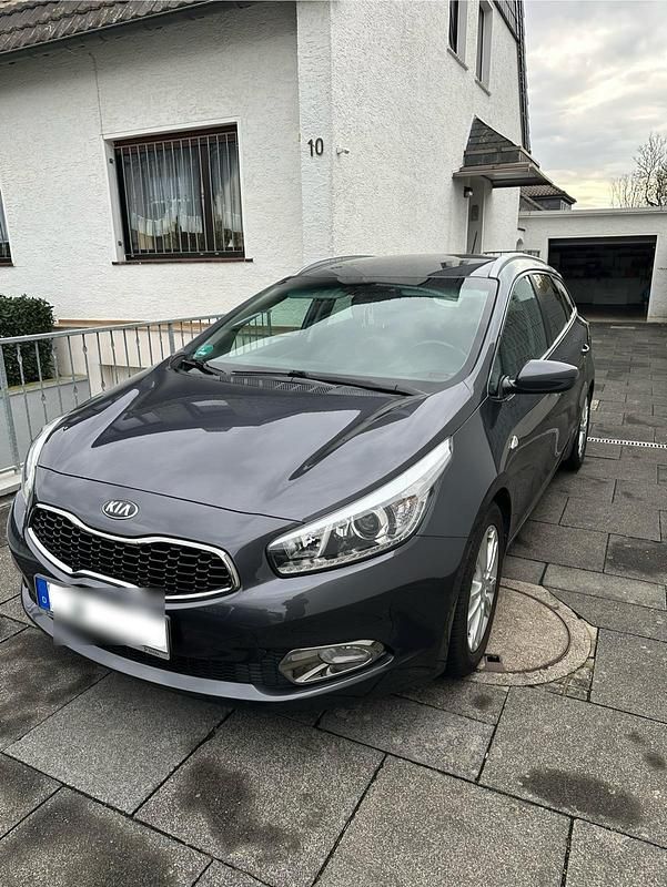 Grau Gebraucht 2015 Kia Ceed Sportswagon Kombi | 8.499 € (Teuer) - Bild 1/4