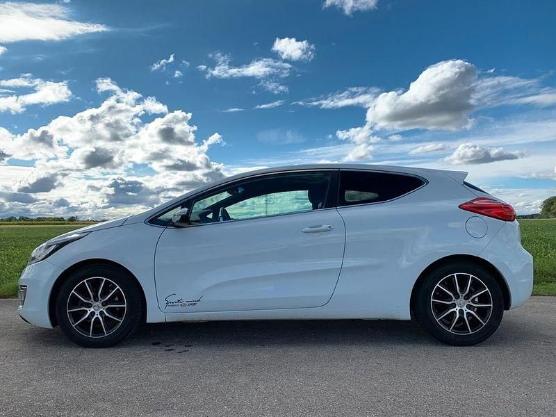 Weiß Gebraucht 2015 Kia ProCeed Edition 7 Kleinwagen | 7.000 € (Guter Preis) - Bild 1/4