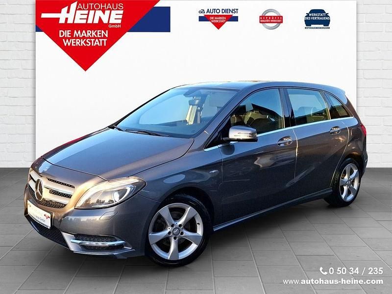Grau Gebraucht 2012 Mercedes B180 Van / Kleinbus | 11.990 € (Fairer Preis) - Bild 1/4