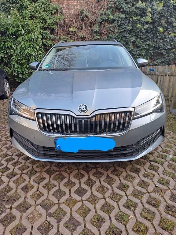 Grau Gebraucht 2020 Skoda Superb Ambition Kombi | 16.450 € - Bild 1/4