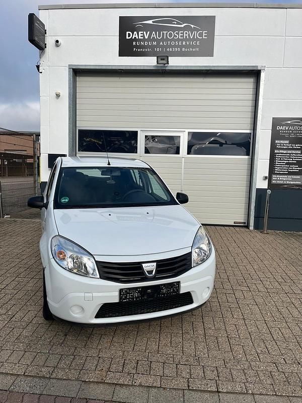 Weiß Gebraucht 2010 Dacia Sandero Kleinwagen | 2.299 € - Bild 1/4