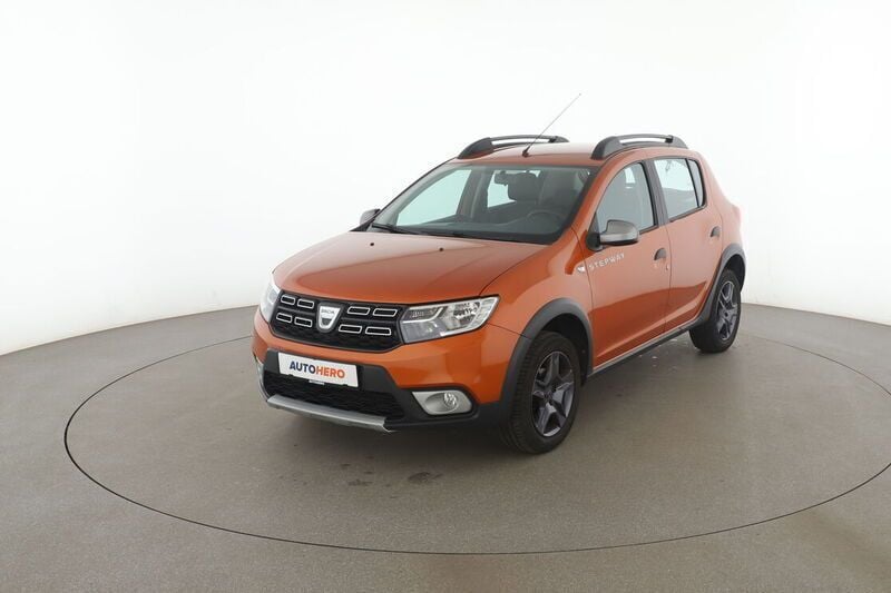 Orange Gebraucht 2017 Dacia Sandero Celebration Kleinwagen | 9.490 € (Etwas zu teuer) - Bild 1/4