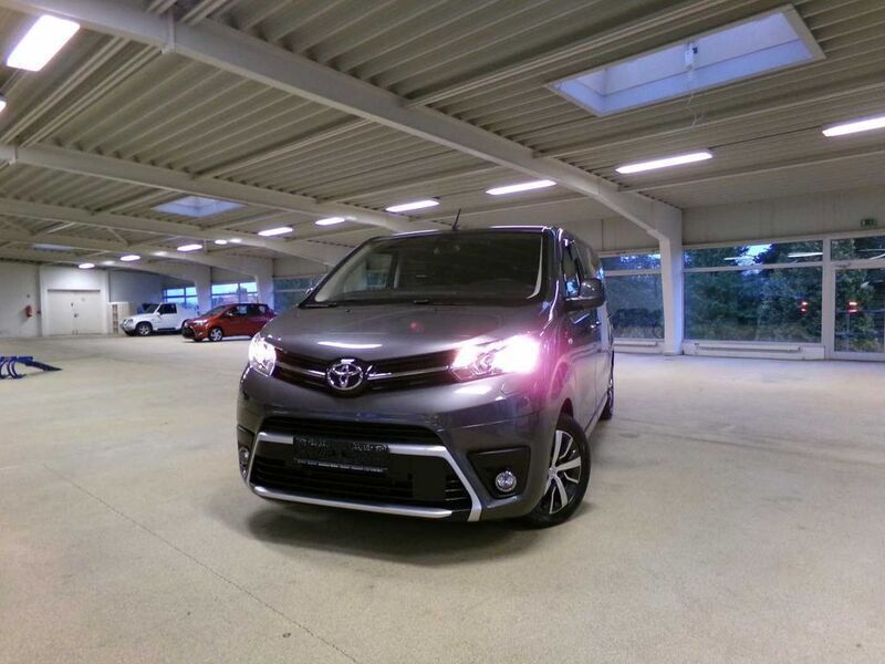 Grau Gebraucht 2022 Toyota Proace Verso Comfort Kombi | 38.900 € (Fairer Preis) - Bild 1/4