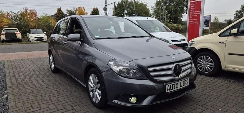 Grau Gebraucht 2014 Mercedes B180 Van / Kleinbus | 9.950 € (Guter Preis) - Bild 1/4