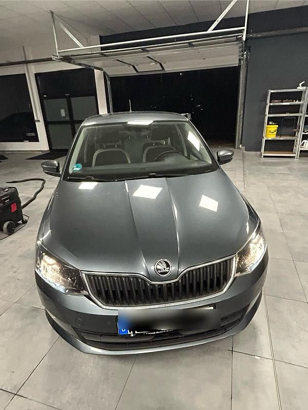 Grau Gebraucht 2017 Skoda Fabia Style Limousine | 10.000 € (Fairer Preis) - Bild 1/4