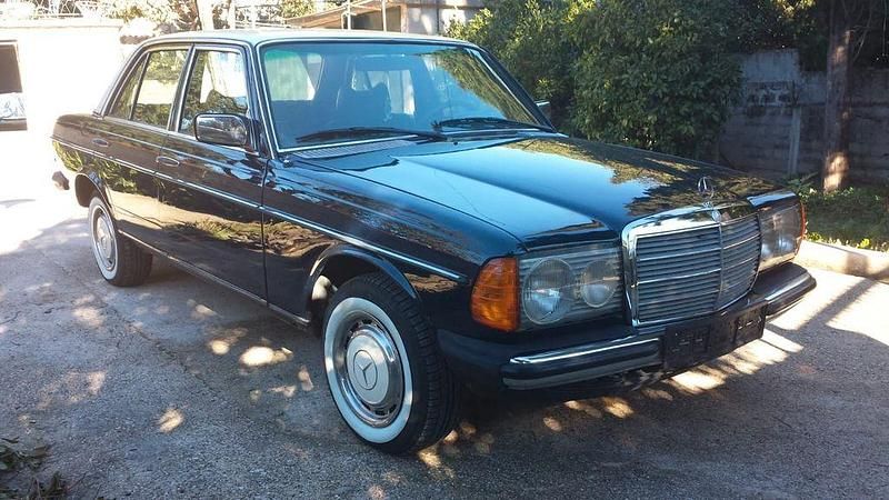 Gebraucht Mercedes 200 60 PS (44 kW) 1977 Blau Limousine