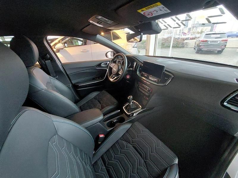 Neu Kia Ceed 140 PS (102 kW) 2025 Weiß Kleinwagen