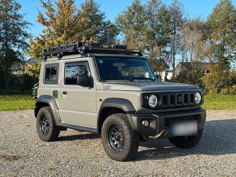 Grau Gebraucht 2023 Suzuki Jimny SUV | 31.150 € (Etwas zu teuer) - Bild 1/4