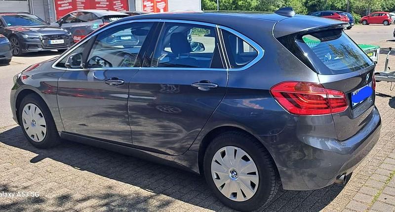 Grau Gebraucht 2015 BMW 218 Active Tourer Advantage Van / Kleinbus | 11.700 € (Fairer Preis) - Bild 1/4