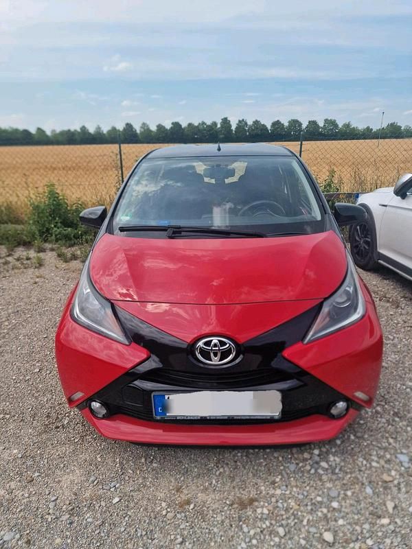 Rot Gebraucht 2018 Toyota Aygo X-play Kleinwagen | 7.500 € (Guter Preis) - Bild 1/4
