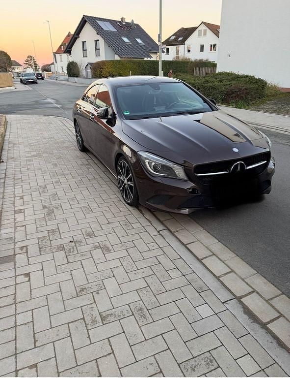 Braun Gebraucht 2015 Mercedes CLA220 Night Limousine | 11.000 € (Fairer Preis) - Bild 1/4