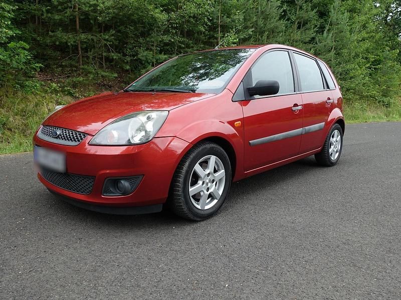 Gebraucht Ford Fiesta 79 PS (58 kW) 2007 Rot Kleinwagen