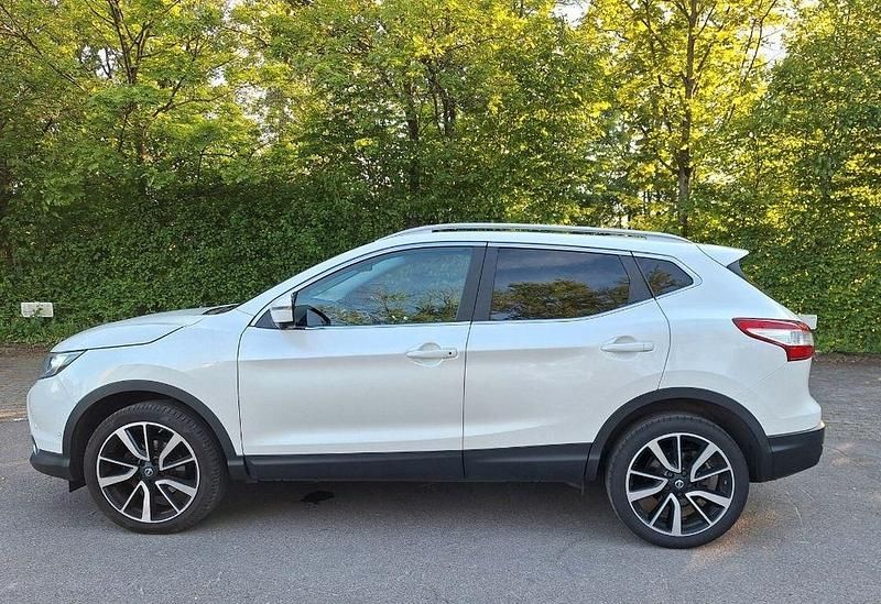 Weiß Gebraucht 2016 Nissan Qashqai Tekna SUV | 11.300 € (Fairer Preis) - Bild 1/4