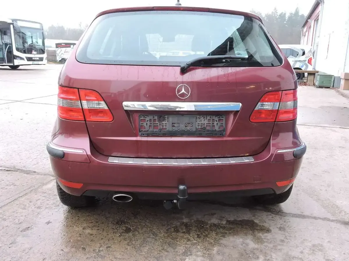 Gebraucht Mercedes B200 Sport Edition 140 PS (102 kW) 2010 Rot Van / Kleinbus