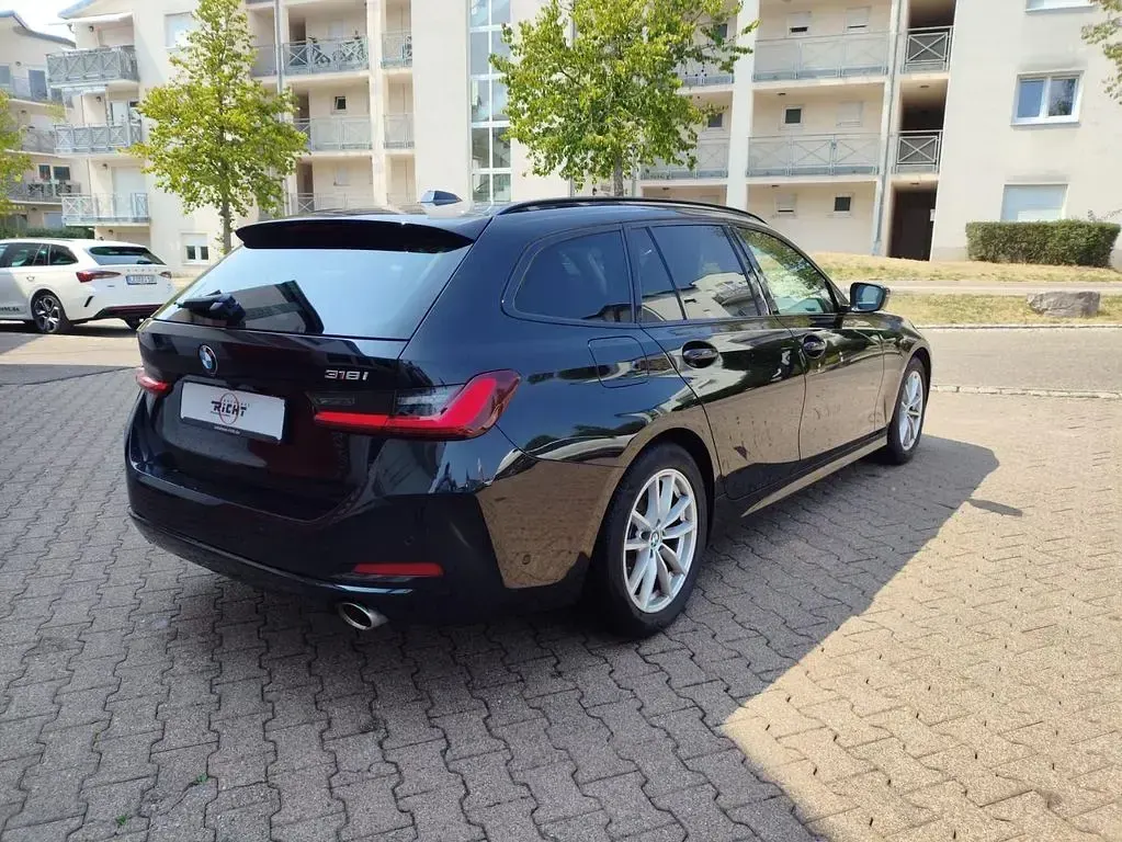 Gebraucht BMW 318 Shadowline 156 PS (114 kW) 2024 Saphirschwarz metallic Kombi