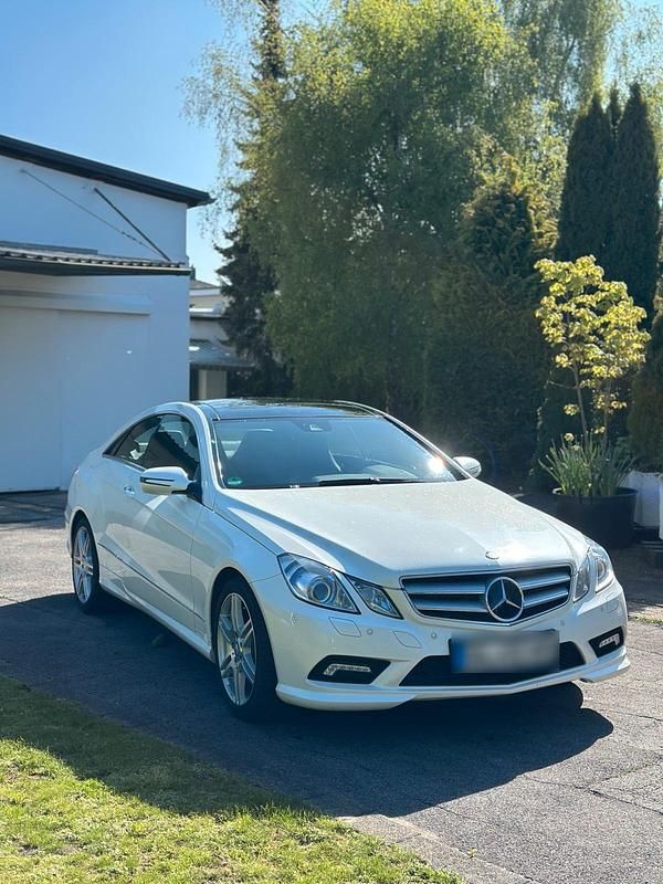 Używany Mercedes E500 383 KM (281 kW) 2009 Biały Coupe