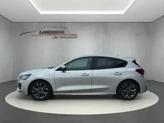 Używany Ford Focus ST-Line 116 KM (85 kW) 2025 Srebrny Sedan/Limuzyna