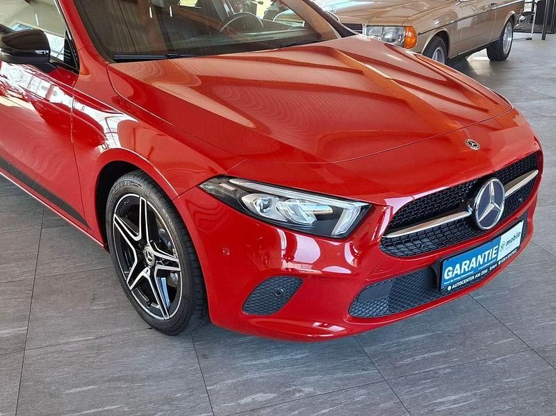 Gebraucht Mercedes A180 136 PS (100 kW) 2019 Rot Limousine