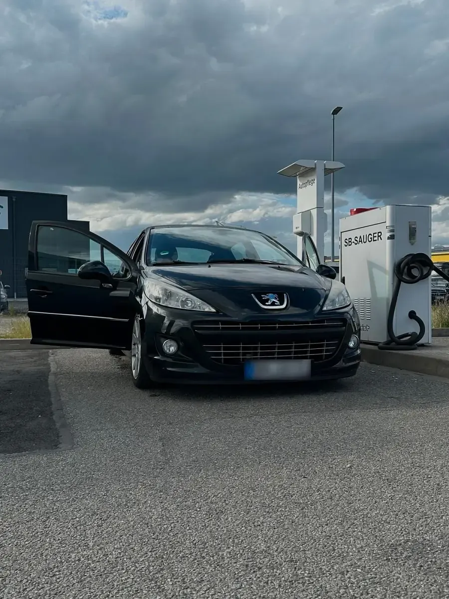 Gebraucht Peugeot 207 73 PS (53 kW) 2011 Schwarz Limousine