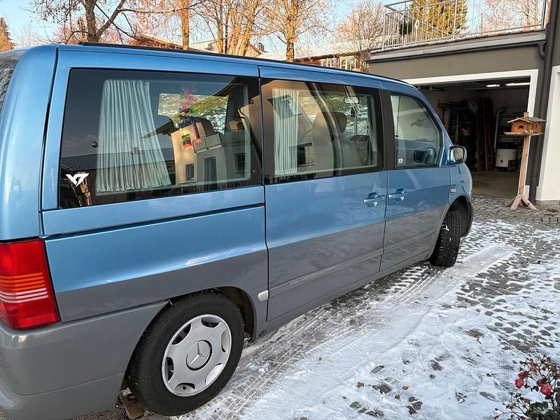 Używany Mercedes V220 122 KM (89 kW) 2000 Niebieski Minivan