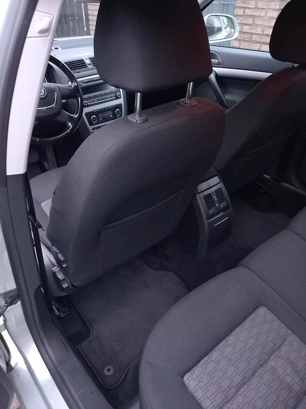 Silber Gebraucht 2010 Skoda Octavia Limousine | 3.000 € (Fairer Preis) - Bild 1/4