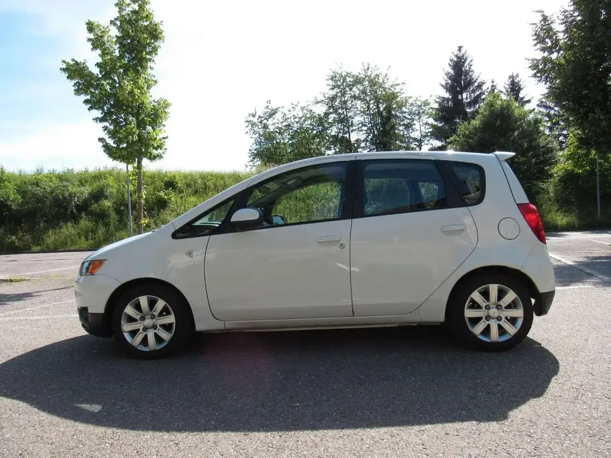 Gebraucht Mitsubishi Colt 95 PS (69 kW) 2011 Porcelain white Kleinwagen